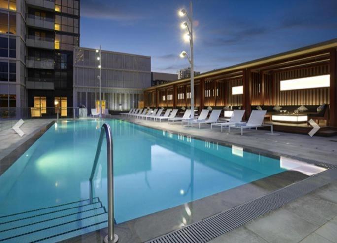 Luxury Condo With Cn Tower View トロント エクステリア 写真