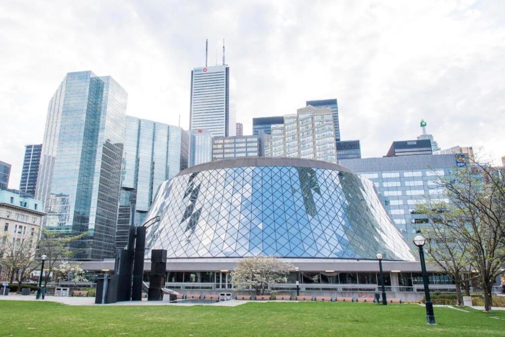 Luxury Condo With Cn Tower View トロント エクステリア 写真